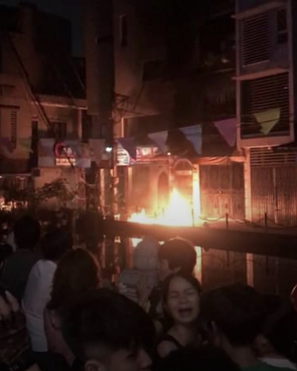 Hà Nội: Người đàn ông ném bom xăng vào nhà hàng xóm vì hát karaoke quá to