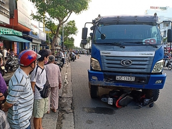 clip ron nguoi canh xe may dung den do bi cuon vao gam xe tai