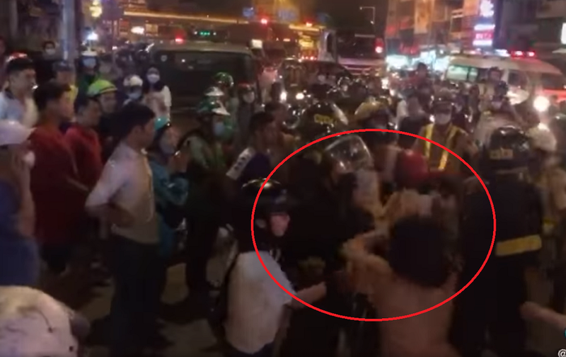 Cô gái có biểu hiện say xỉn đánh cảnh sát cơ động tại Hàng Xanh chỉ bị nhắc nhở