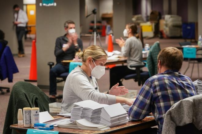 Wisconsin kết thúc kiểm phiếu lại, ưu thế tiếp tục nghiêng về ông Biden