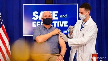 Phó Tổng thống Mike Pence và phu nhân được tiêm vaccine COVID-19