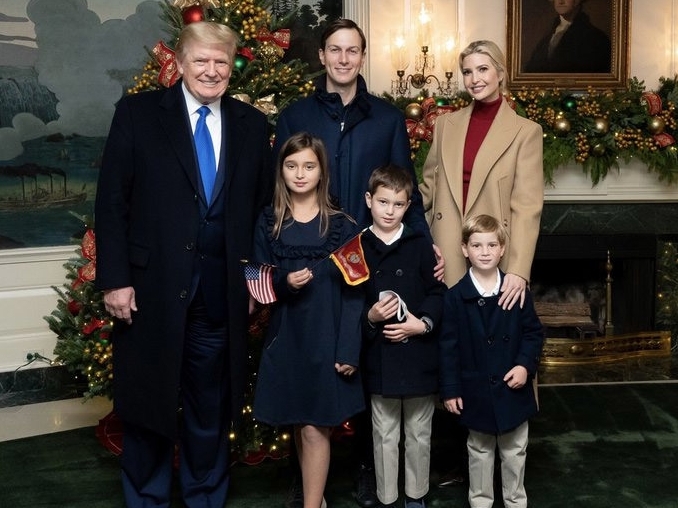Ái nữ nhà Trump khoe ảnh giáng sinh không có sự xuất hiện của mẹ kế