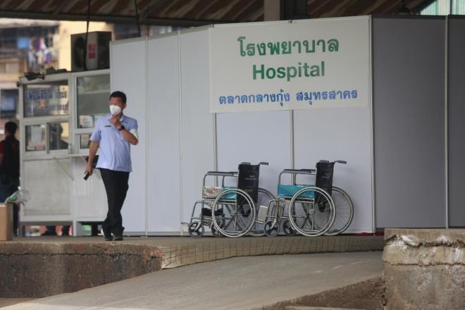 Người Thái Lan chặn xe quân đội, ngăn cản mở bệnh viện dã chiến ở tỉnh Samut Sakhon