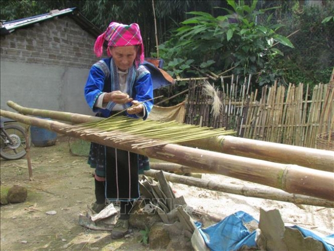 Lưu giữ nghề làm hương của người Mông ở Lai Châu
