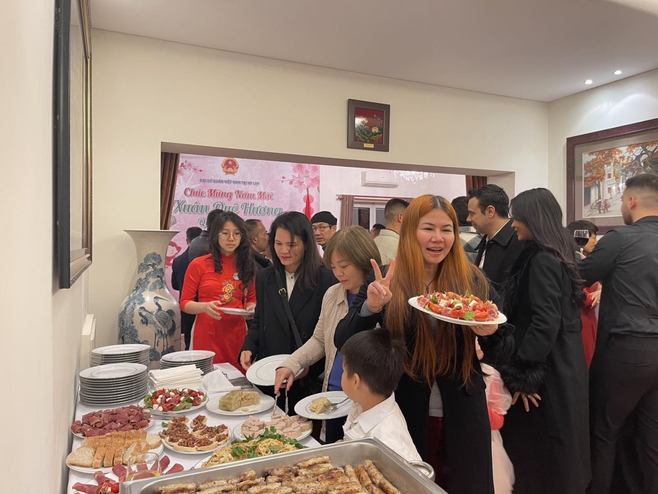 (01.18) Bà con người Việt Nam và bạn bè quốc tế thưởng thức một số món ăn Việt Nam mang đậm bản sắc của Tết Việt.