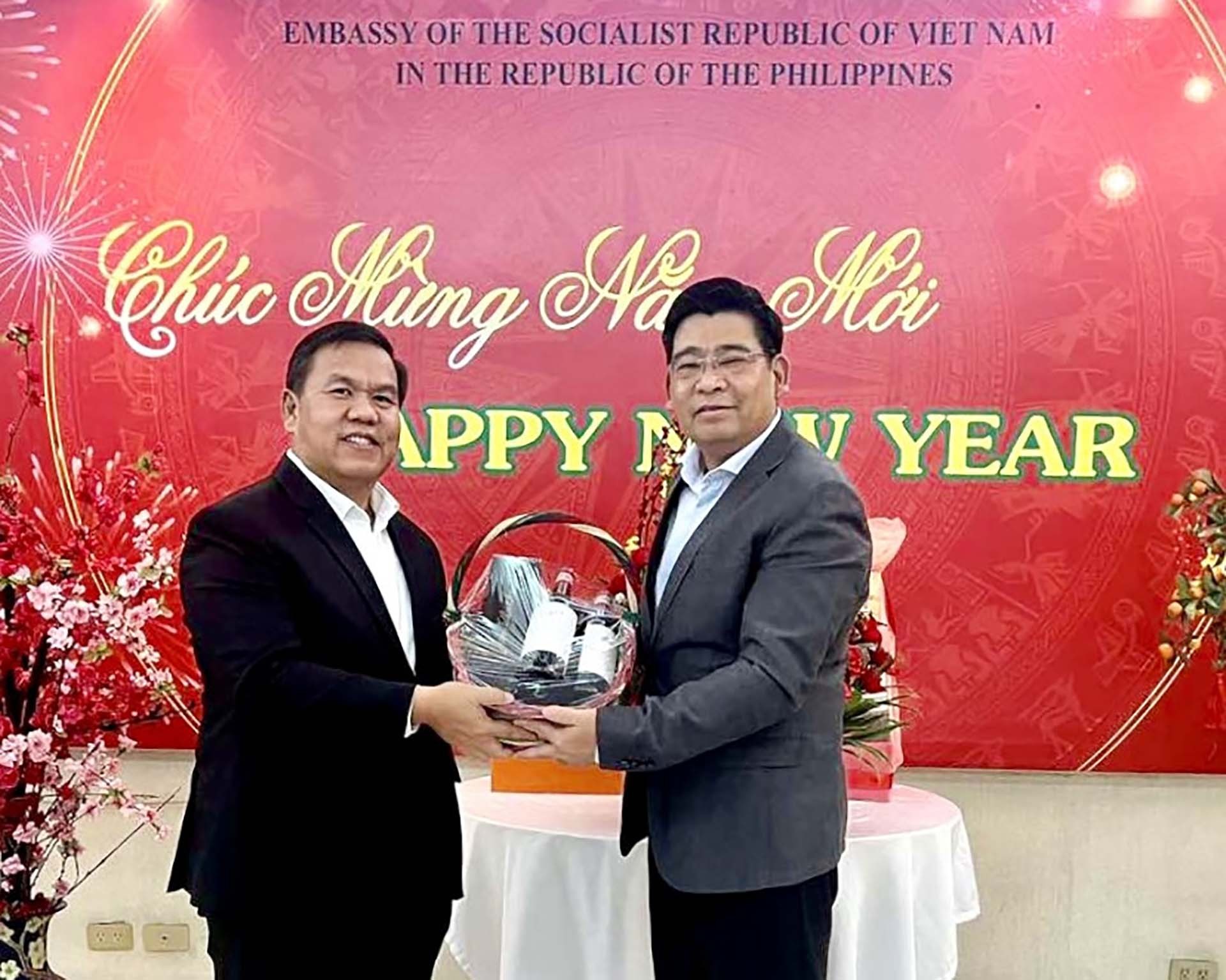 Đại sứ quán Lào và Campuchia chúc Tết Đại sứ quán Việt Nam tại Philippines nhân dịp Xuân Quý Mão