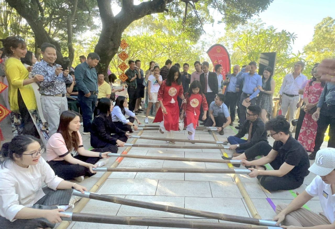 Tổng lãnh sự quán Việt Nam tại Sydney gắn kết cộng đồng qua các trò chơi dân gian ngày Tết