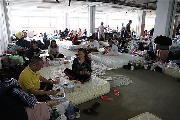 Người Việt sơ tán từ Ukraine tại một điểm tạm trú chờ máy bay về nước, ở thủ đô Bucharest (Romania). (Ảnh: Mạnh Hùng/TTXVN)