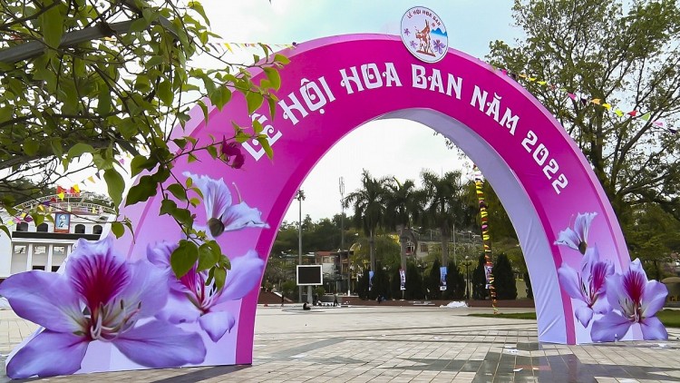 Cổng chào vào khu vực sân khấu - nơi diễn ra chương trình khai mạc Lễ hội hoa ban tỉnh Điện Biên năm 2022. Ảnh: Vũ Lợi/VOV