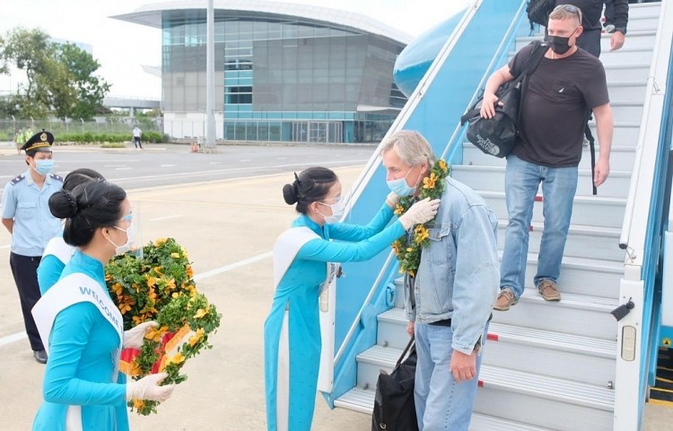 Đoàn khách quốc tế đầu tiên trở lại Việt Nam sau gần 2 năm Covid-19, ngày 17/11/2021. Ảnh: Vietnam Airlines