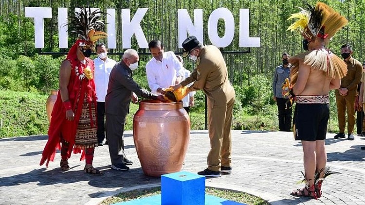 Tổng thống Joko Widodo (áo trắng -giữa) thực hiện nghi lễ trộn nước với đất lấy từ 34 tỉnh trên cả nước, tượng trưng cho sự thống nhất quốc gia. Ảnh: Phủ Tổng thống Indonesia/AFP