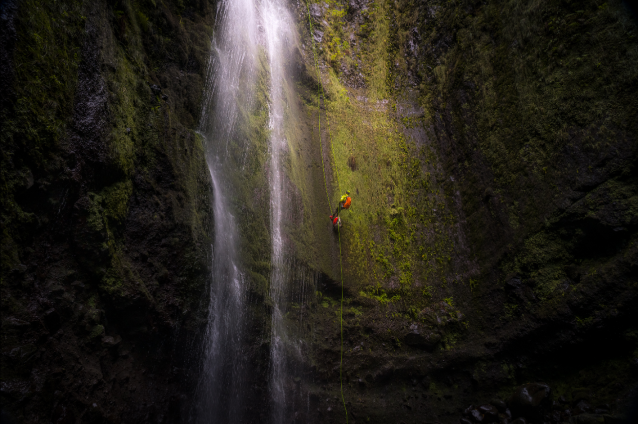 Tác giả Claudia Magnani (Italy) chụp một vận động viên leo núi đang ngược thác nước, chinh phục một hẻm núi hoang sơ trên đảo Madeira thuộc Bồ Đào Nha
