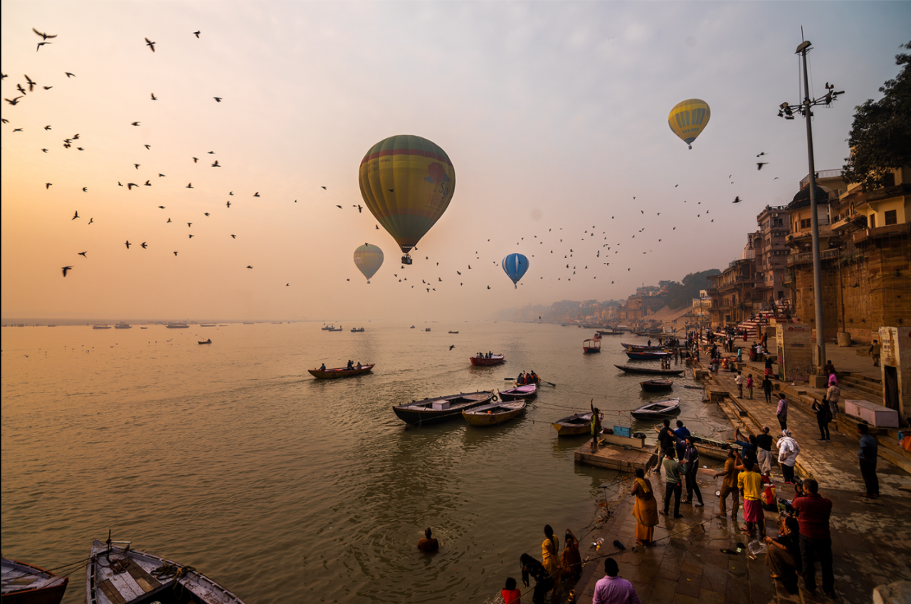 Khinh khí cầu đầy sắc màu bay trên không trung trong một lễ hội kéo dài ba ngày tại thành phố Varanasi, Ấn Độ của tác giả Darshan Ganapathy.