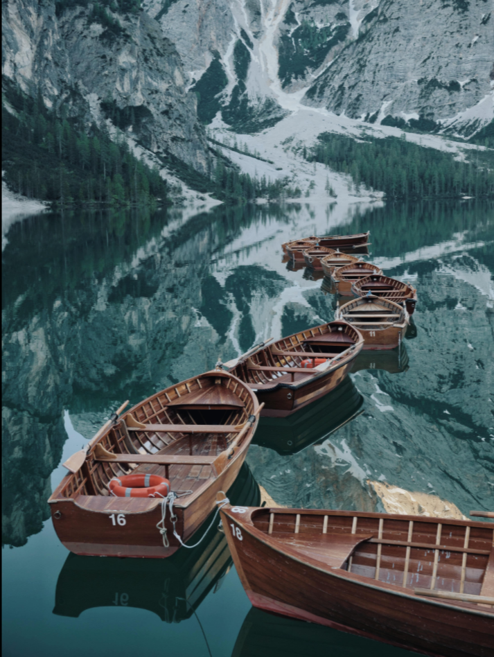 Tác giả François Philippe (Pháp) chụp những chiếc thuyền và một phần núi Dolomites soi bóng trên mặt hồ Lago di Braies.