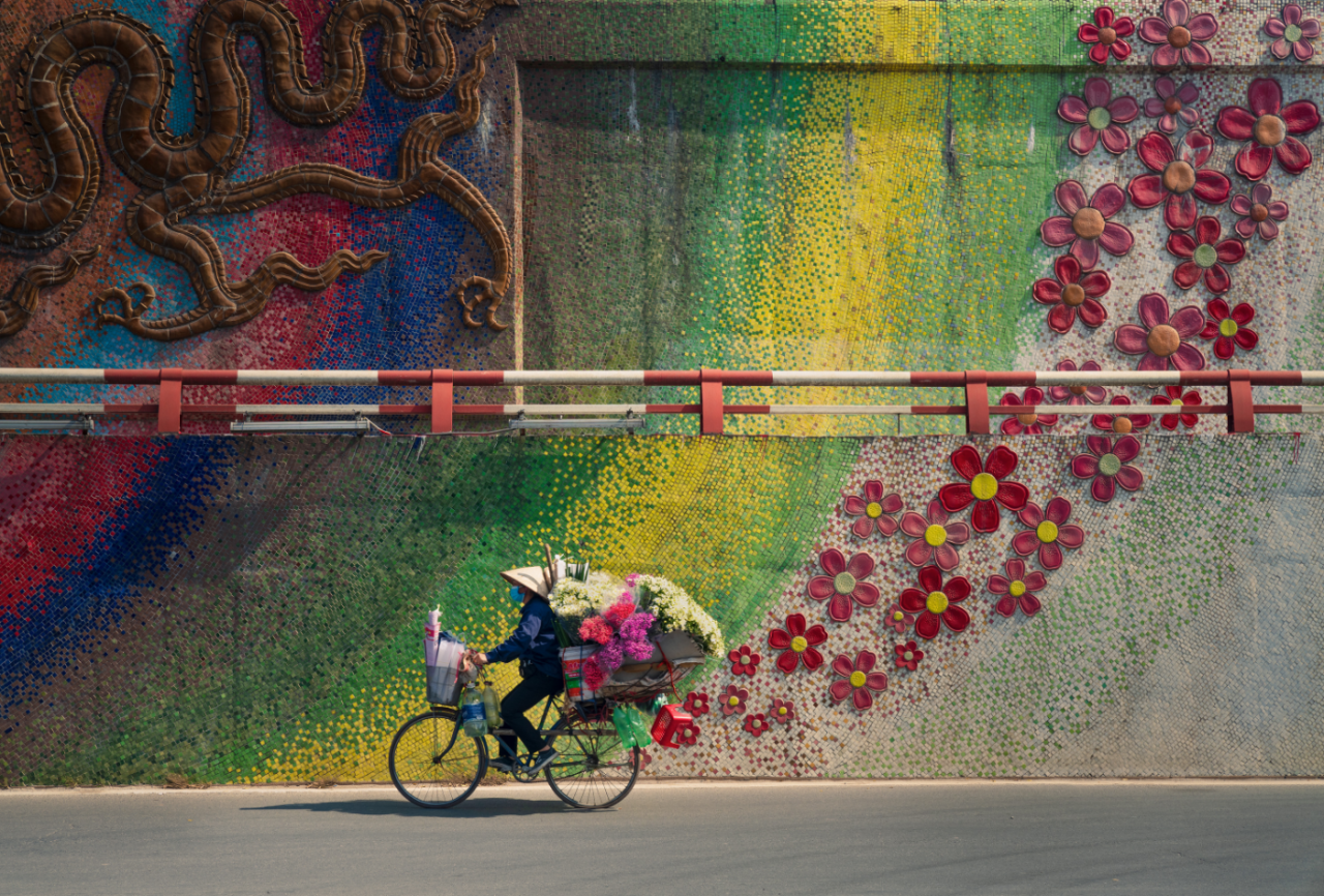 Bức “Xe đạp và hoa” chụp tháng 11/2021 ở con đường gốm sứ Hà Nội của Nguyễn Phúc Thành đoạt giải nhất hạng mục Quốc gia (đã công bố tháng 2) nay tiếp tục thắng giải ảnh Du lịch.