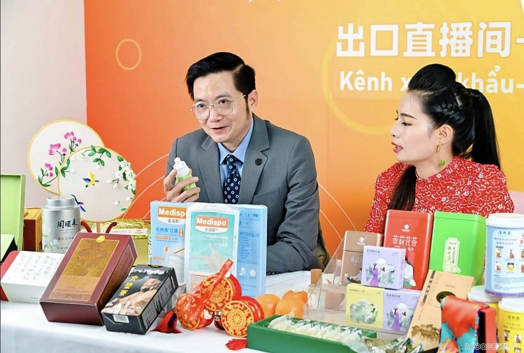 Tổng lãnh sự Đỗ Nam Trung lên sóng giới thiệu, quảng bá những sản phẩm nổi bật của Việt Nam. Ảnh: Baoquocte