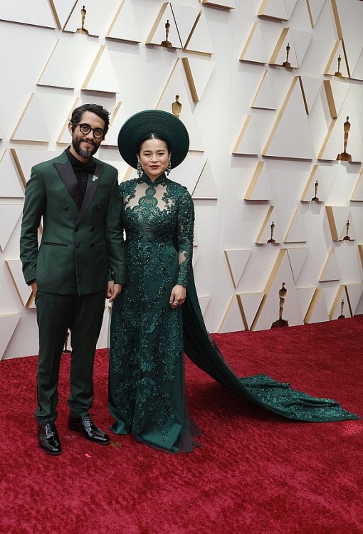 Diễn viên Kelly Marie Trần và Carlos Lopez Estrada trên thảm đỏ Oscar ngày 27-3 - Ảnh: REUTERS