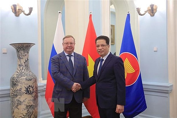 Đại sứ Đặng Minh Khôi với ông Sergei Stepashin, Chủ tịch Đoàn Chủ tịch Hội luật gia Liên bang Nga. Ảnh Trần Hiếu/TTXVN