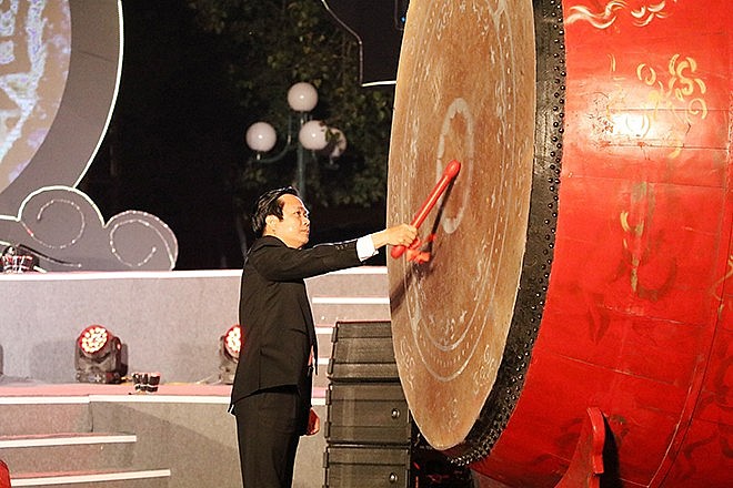 Ông Phạm Quang Ngọc, Phó Bí thư Tỉnh ủy, Chủ tịch UBND tỉnh Ninh Bình đánh trống khai hội. Ảnh: Đức Phương - TTXVN