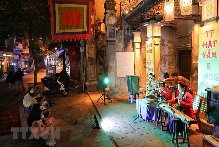 Quảng bá nghệ thuật truyền thống trong không gian phố đi bộ của Hà Nội | Văn hóa | Vietnam+ (VietnamPlus)