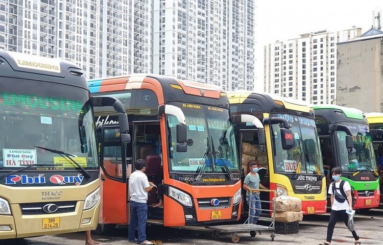 Các bến xe Hà Nội đã lên phương án tăng cường phương tiện nhằm đáp ứng nhu cầu đi lại của hành khách dịp nghỉ lễ 30/4-1/5. Ảnh: CTV/Vietnam+