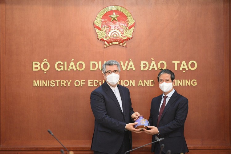 Bộ trưởng Nguyễn Kim Sơn tặng quà lưu niệm cho Đại sứ Cộng hòa Hồi giáo Iran tại Việt Nam. Ảnh: Thế Đại