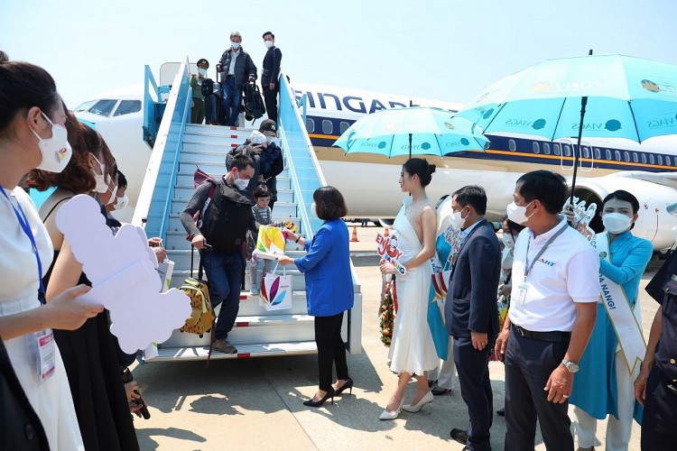Đón đoàn khách quốc tế trên chuyến bay đến Đà Nẵng cuối tháng 3/2022. Ảnh: Báo Tin tức