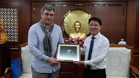 Bí thư Quận ủy quận Phú Nhuận Phạm Hồng Sơn tặng quà cho ông Vyacheslav Kalganov. Ảnh: Văn Minh