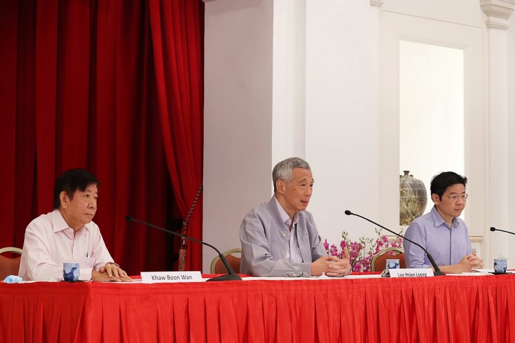 Thủ tướng Lý Hiển Long chủ trì cuộc họp báo với Bộ trưởng Wong (phải) và cựu Chủ tịch PAP Khaw Boon Wan. Ảnh: Bộ Truyền thông và Thông tin Singapore