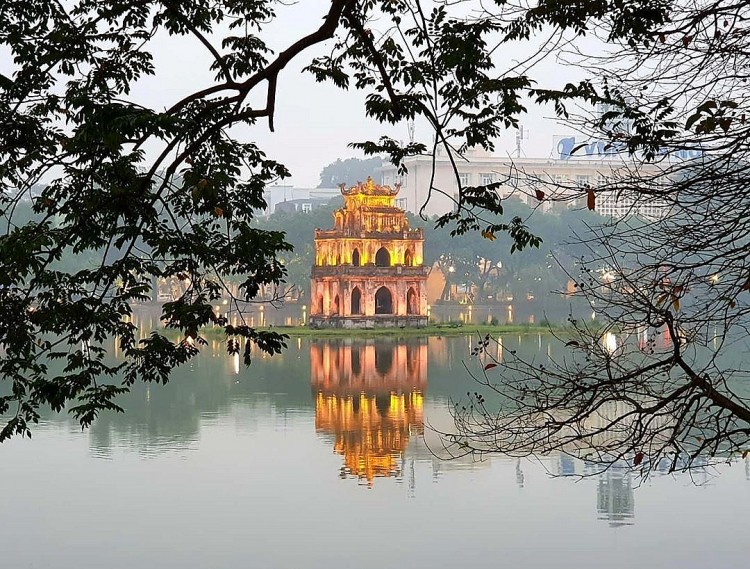 Hồ Hoàn Kiếm với Tháp Rùa là hình ảnh biểu tượng, gắn bó với văn hóa, con người Hà Nội. Ảnh: Hanoimoi