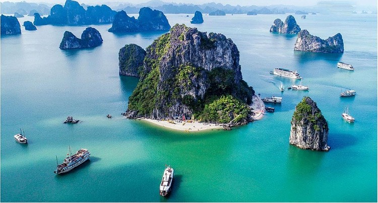 Vịnh Hạ Long là một trong địa điểm du lịch số một ở Việt Nam. Ảnh: Báo Chính phủ
