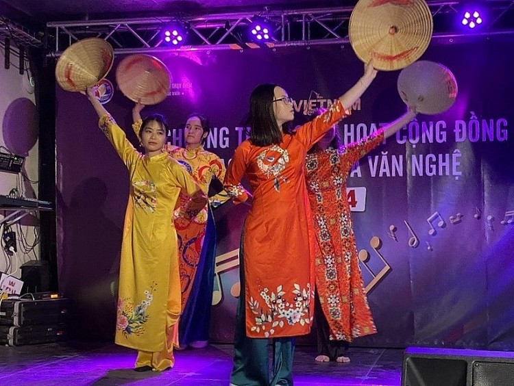Tiết mục múa nón của cộng đồng người Việt tại Thụy Điển. Ảnh: Baoquocte.vn