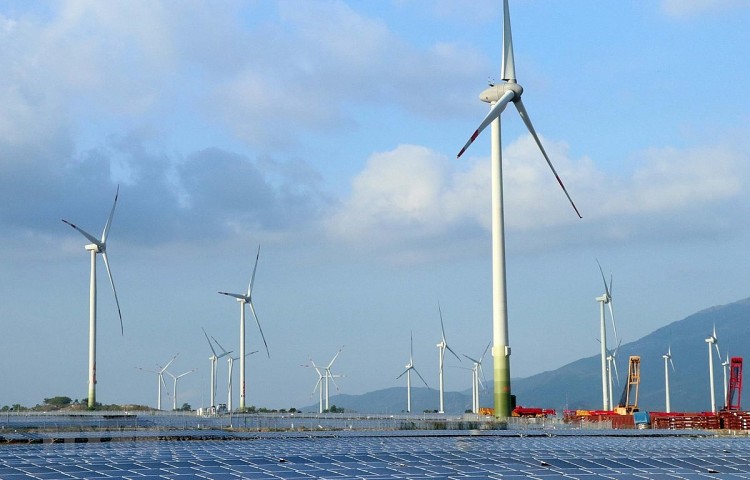  Nhiều dự án điện gió ở Ninh Thuận đã được đưa vào vận hành thương mại trong năm 2021 nhằm tiết kiệm năng lượng. Ảnh: Công Thử/TTXVN