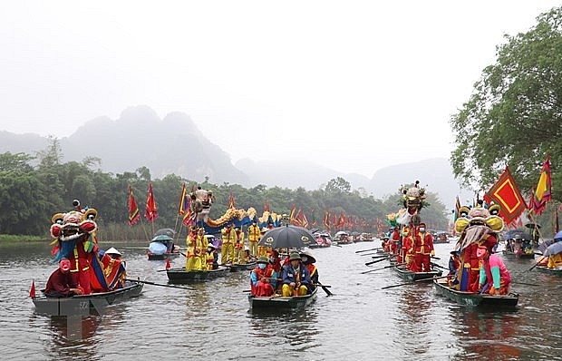 Nghi lễ rước thuyền rồng trên sông Sào Khê thuộc Quần thể danh thắng Tràng An. Ảnh: Đức Phương/ TTXVN
