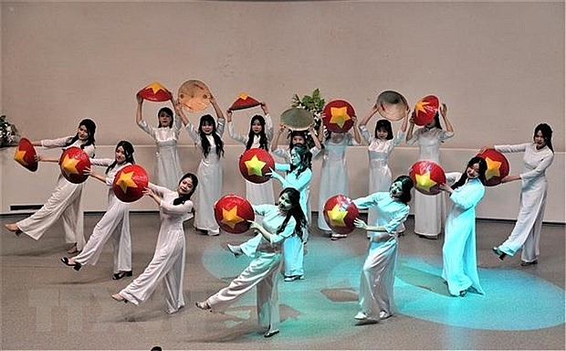 Tiết mục “Hello Việt Nam” do Nhóm múa Lotus, Liên chi đoàn Đại học tổng hợp Nga Hữu nghị giữa các dân tộc (RUDN), biểu diễn. (Ảnh: Duy Trinh/TTXVN)