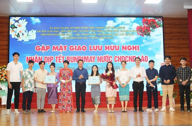 Lãnh đạo thành phố tặng quà cho các sinh viên Lào nhân dịp Tết Bunpimay nước CHDCND Lào. Ảnh: Haiphong.gov.vn