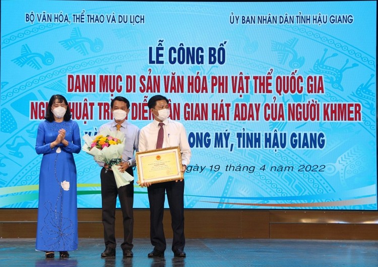 Bà Hồ Thu Ánh - Phó Chủ tịch UBND tỉnh Hậu Giang trao bảng chứng nhận cho UBND huyện Long Mỹ. Ảnh: baodantoc.vn