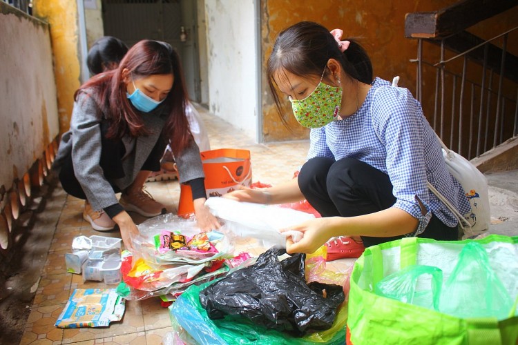 Green Life: Thu hút bạn trẻ bằng dự án đổi rác nhựa lấy ... quà