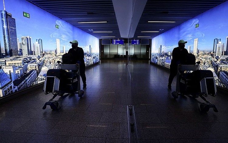 Hành khách tại sân bay Frankfurt, Đức, tháng 3/2021. Ảnh: Reuters
