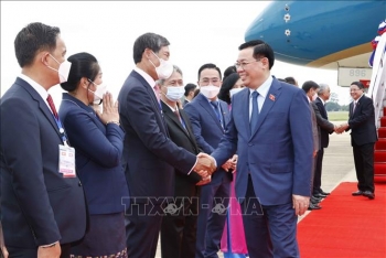 Chủ tịch Quốc hội Vương Đình Huệ bắt đầu thăm chính thức nước Cộng hòa Dân chủ Nhân dân Lào