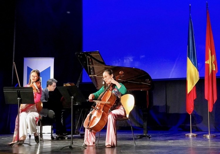 Một tiết mục biểu diễn của sinh viên Việt Nam đang học tập tại Đại học Âm nhạc quốc gia Bucharest - Romania. Ảnh: TTXVN