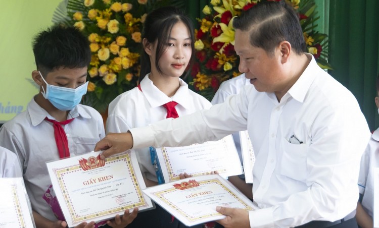 Ông Lê Tấn Dũng, Thứ trưởng Bộ LĐ-TB-XH trao giấy khen và phần thưởng cho các em. Ảnh: Hải Phong
