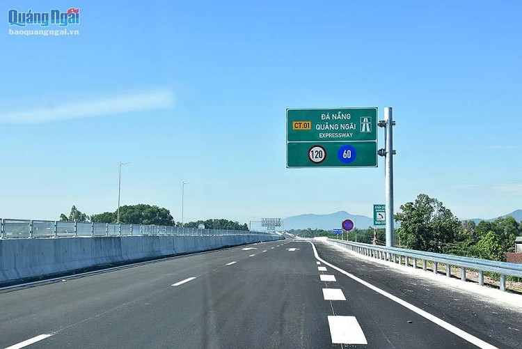 Đường cao tốc Đà Nẵng- Quảng Ngãi đoạn qua địa bàn tỉnh Quảng Ngãi. Ảnh: baoquangngai.vn