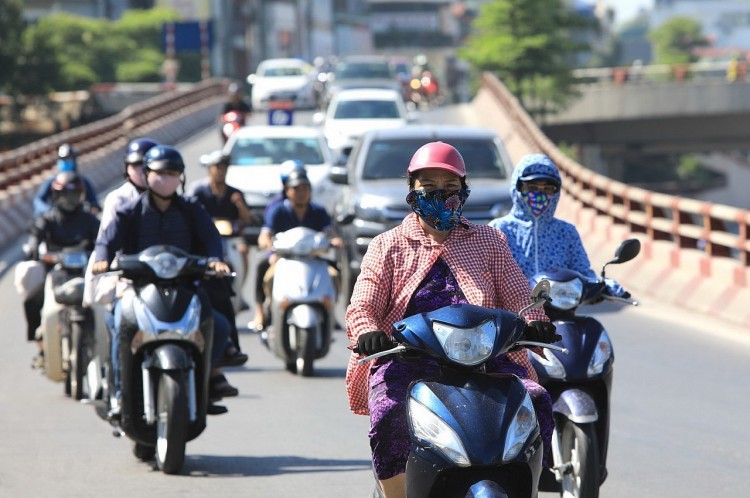 Hầu hết các tỉnh, thành trên cả nước đều có tình trạng ngày nắng nóng, chiều tối mưa giông. Ảnh: Vietnam+