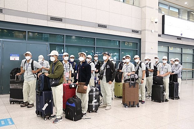 Nhóm lao động Việt Nam đang đợi nhập cảnh tại sân bay Incheon, Hàn Quốc. Ảnh: Mạnh Hùng