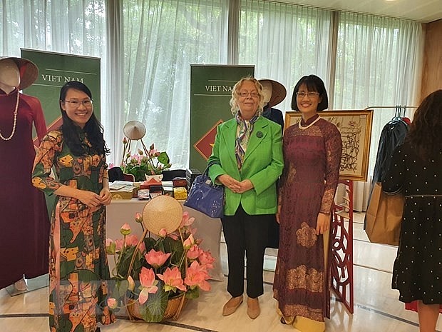 Tổng giám đốc Văn phòng Liên hợp quốc tại Geneva, bà Tatiana Valovaya tới thăm gian hàng Việt Nam tại Lễ hội Mùa thu hoạch châu Á. Ảnh: TTXVN