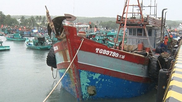 Tàu cá bị cảnh sát biển đưa về cảng Hải đội 401, TP Phú Quốc để điều tra, xử lý. Ảnh: Khánh Nhân