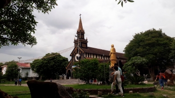 Độc đáo Nhà thờ gỗ Kon Tum cổ kính hơn 100 năm tuổi