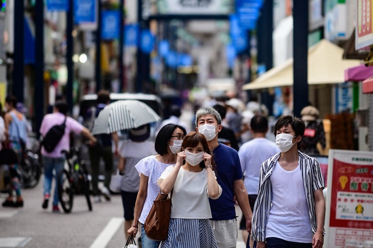 Người dân đeo khẩu trang phòng dịch COVID - 19 tại Tokyo, Nhật Bản. Ảnh: AFP/ TTXVN