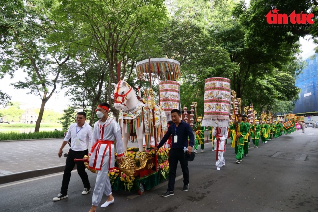 Mãn nhãn với Lễ rước kiệu đền Bạch Mã đón nhận bằng xếp hạng di tích Quốc gia đặc biệt
